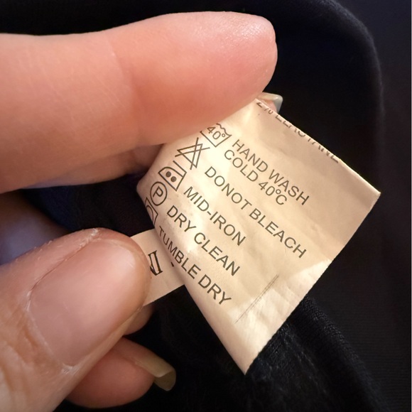 Sleek Black High-Waist Leggings - Picture 5 of 10